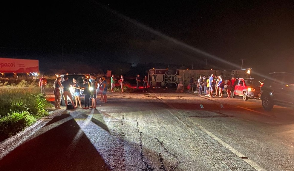 Ônibus tomba no trajeto entre Canindé e Fortaleza e deixa passageiros feridos — Foto: João Pedro Sousa Medeiros/Arquivo pessoal