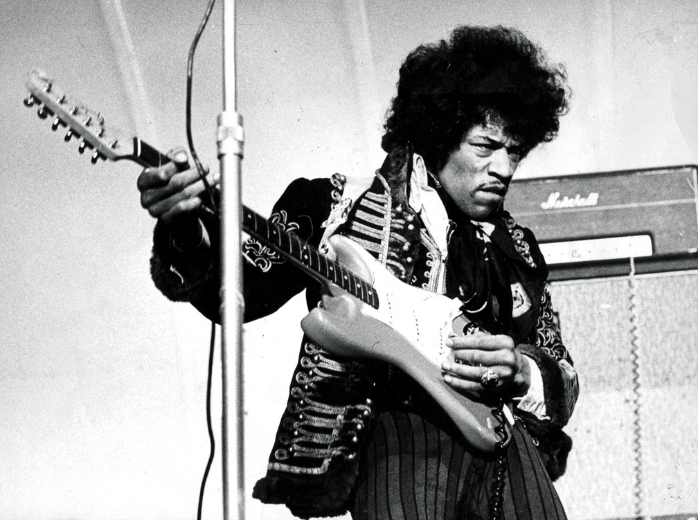 O guitarrista Jimi Hendrix com sua guitarra invertida durante show em Estocolmo, na Suécia, em maio de 1967 — Foto: Svenska Dagbladet/TT News Agency via AFP/Arquivo