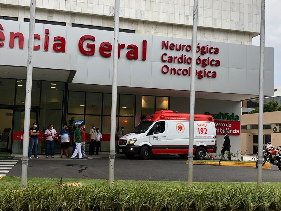 Criança atacada por tubarão em Noronha chegou ao Hospital Português, no Recife, por volta das 17h desta sexta-feira (28) — Foto: Antonio Coelho/TV Globo