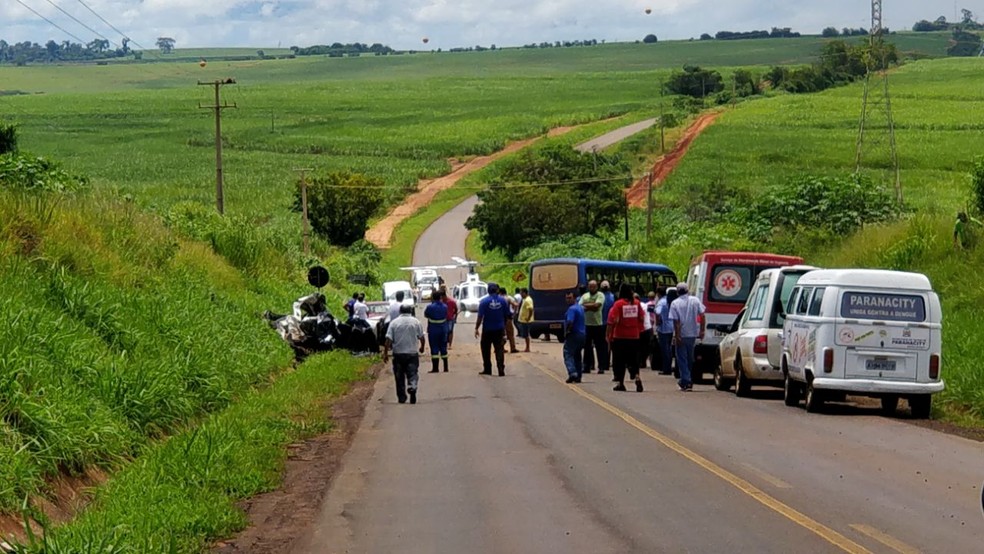 Segundo a PRE, picape e micro-ônibus bateram de frente na PR-464, entre Paranacity e Inajá (Foto: Polícia Rodoviária Estadual/Divulgação)