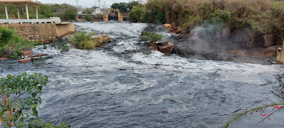 Rio Tietê em Salto volta a ficar com a água escura neste domingo — Foto: William Silva/ TV TEM