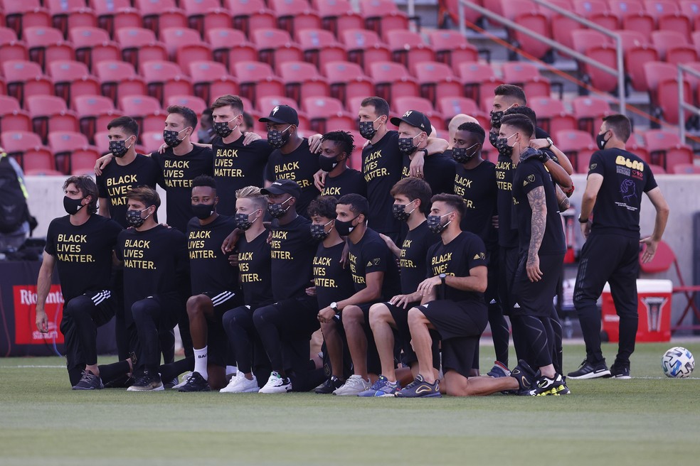 Jogadores de Real Salt Lake e Los Angeles FC protestaram — Foto: Jeffrey Swinger-USA TODAY Sports