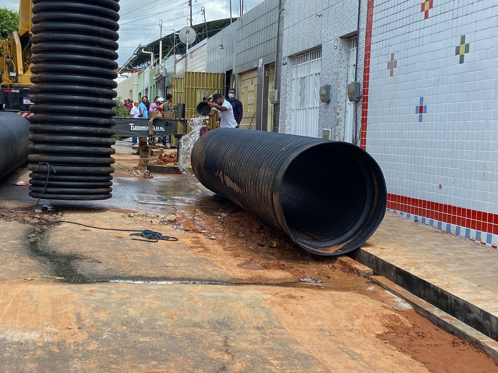 Bombeiros vão colocar tubulações em poço para tentar resgatar mulher que caiu no equipamento em Juazeiro do Norte. — Foto: Lorena Tavares/ SVM