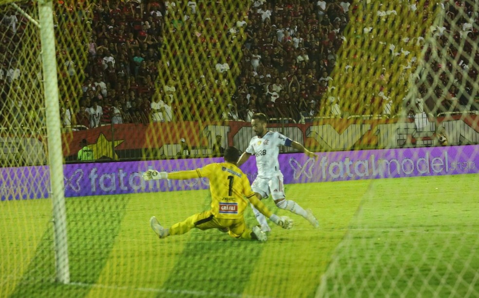 Vin&iacute;cius Dias sai pra fechar &Eacute;verton Ribeiro &mdash; Foto: Raphael Torres