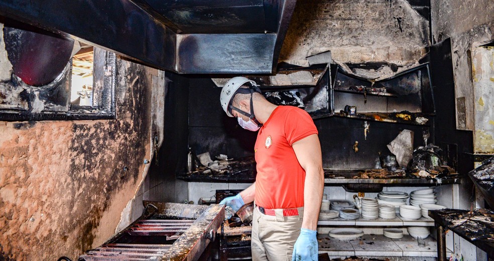 Bombeiros fizeram perícia para tentar descobrir as causas do incêndio no bar em João Pessoa — Foto: China Alves/Luiz Travassos/Acervo pessoal