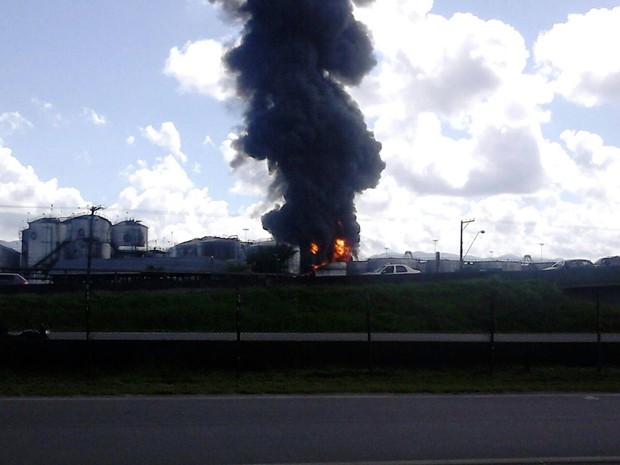 Tanques foram atingidos pelas chamas; testemunhas relataram explosões em sequência (Foto: Roberto Strauss / G1)