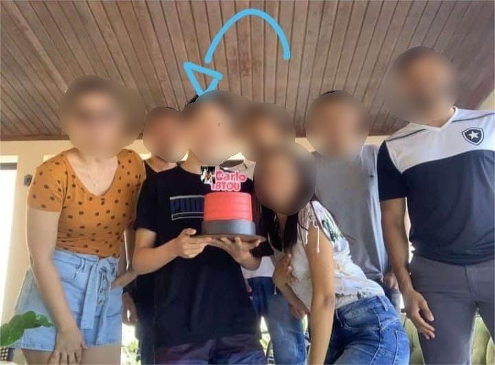 Jovens durante comemoração de aniversário com bolo com símbolos nazistas.  — Foto: Arquivo pessoal