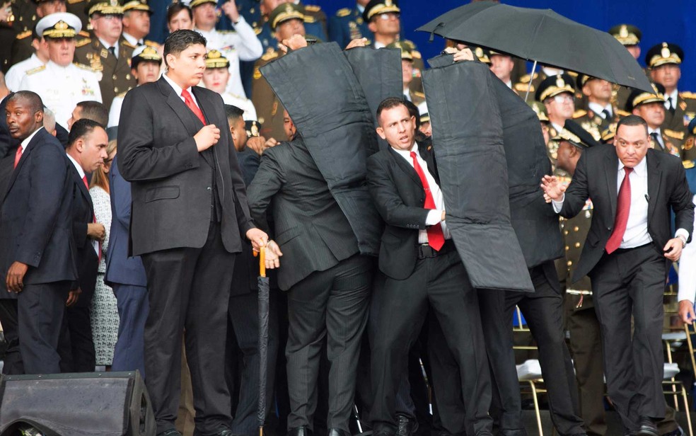 Seguranças cercam o presidente da Venezuela, Nicolas Maduro, durante um incidente em Caracas (Foto: Xinhua / via AP Photo)