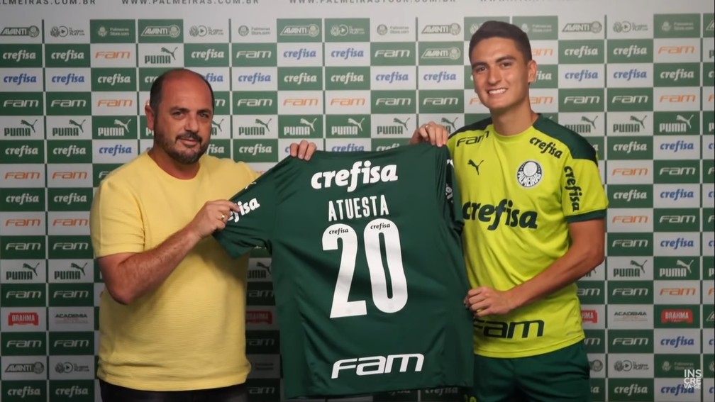 Eduard Atuesta recebe a camisa 20 em apresentao no Palmeiras  Foto: Reproduo/TV Palmeiras
