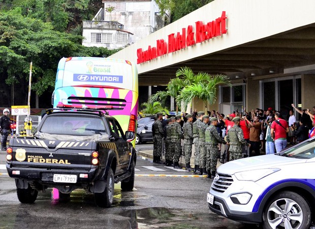 Polícia federal faz escolta para acompanhar a saída da seleção espanhola de hotel carioca (Foto: AgNews)