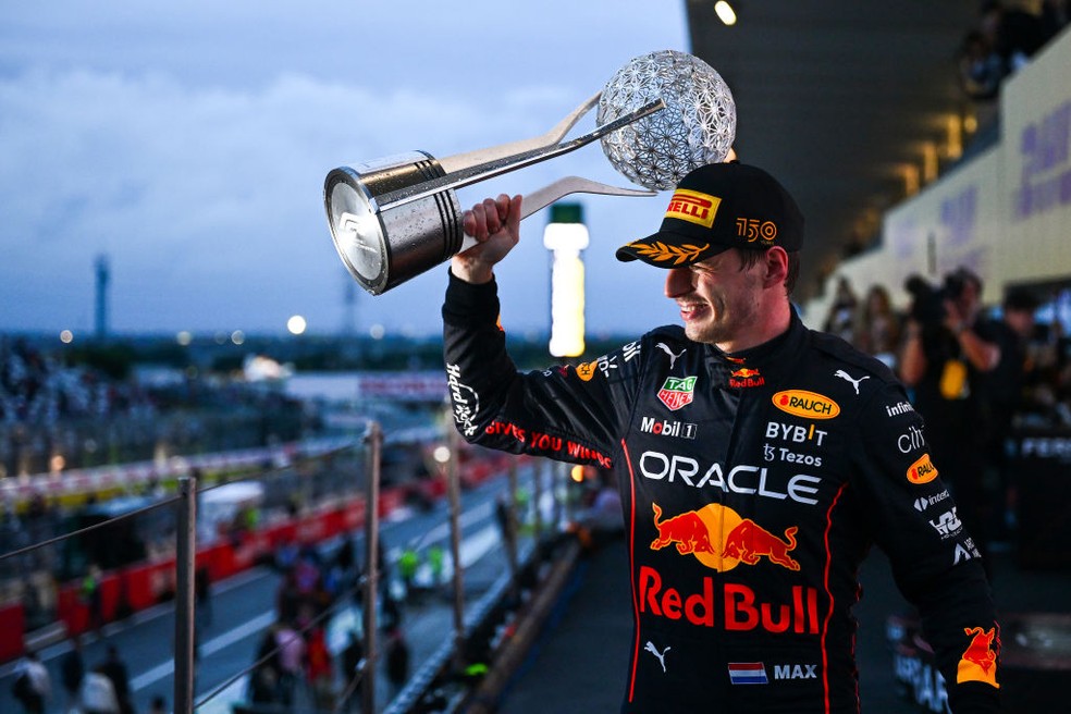 Max Verstappen celebra vitória no GP do Japão, que cravou segundo título da F1 em 2022 — Foto: Clive Mason/Getty Images