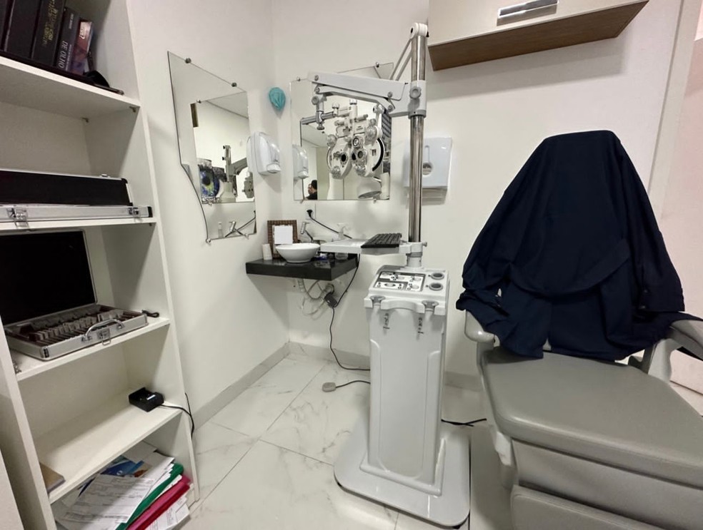 Cremero flagra não médico realizando exames de oftalmologia  — Foto: Cremero/Reprodução