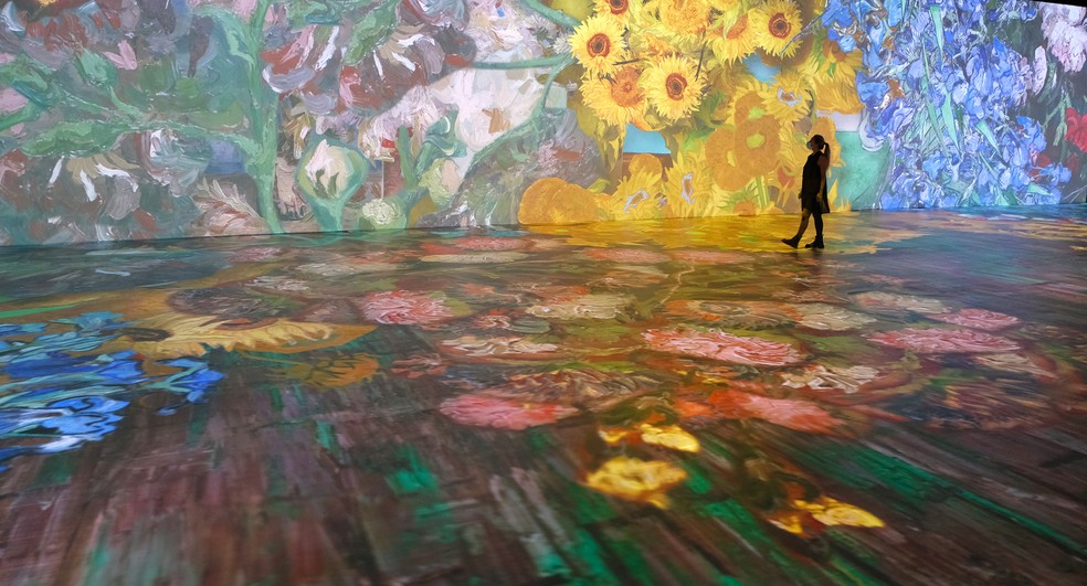 Visitante na exposição interativa 'Beyond Van Gogh' — Foto: Foto: Divulgação