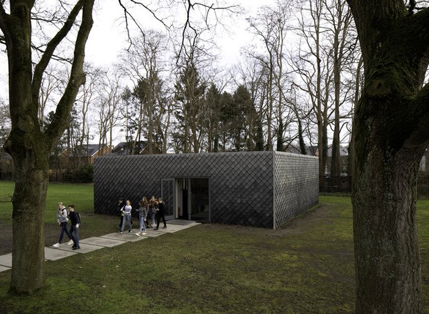 Pavilhão de música em escola holandesa é o primeiro edifício a utilizar os revestimentos recicláveis (Foto: Pretty Plastic / Reprodução)