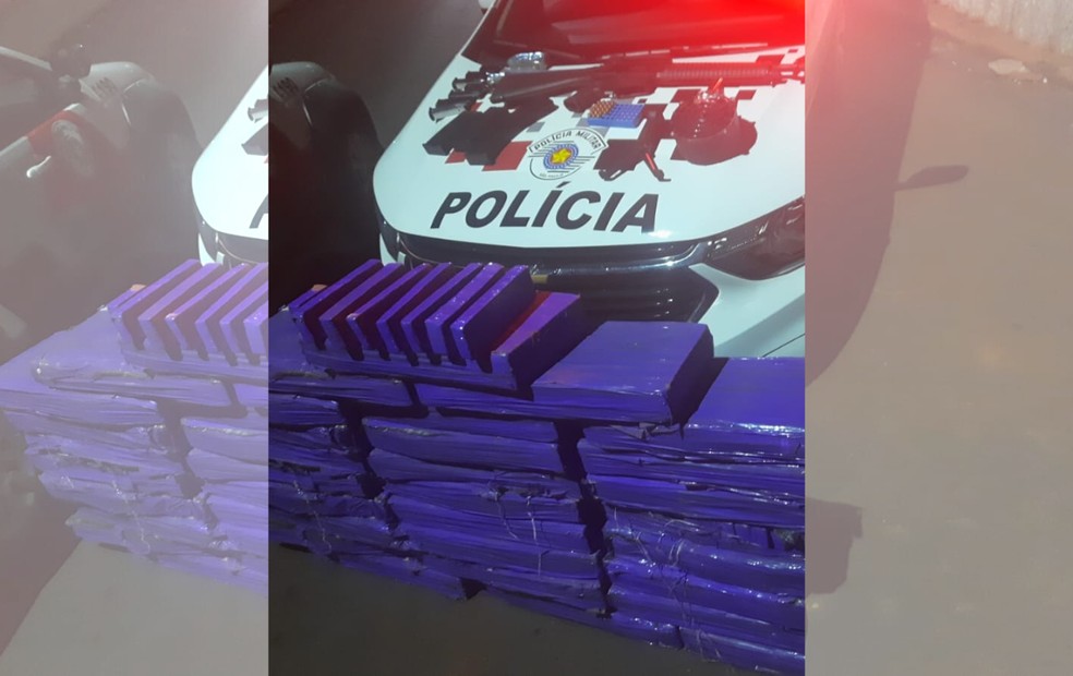 Homem foi preso com 499 tabletes de maconha após bater carro em fuga — Foto: Polícia Militar/Divulgação