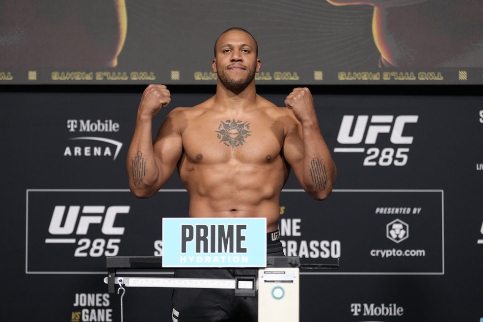 Ciryl Gane pesagem oficial UFC 285 &mdash; Foto: Jeff Bottari/Zuffa LLC via Getty Images