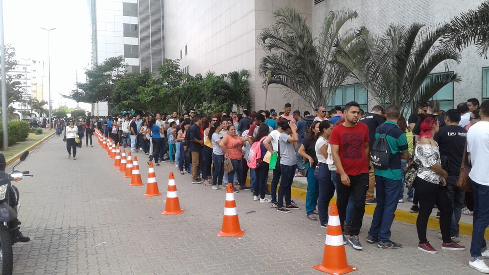Candidatos formaram filas quilométricas em busca de emprego em Fortaleza. — Foto: Alessandro Torres