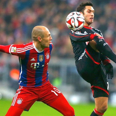 Robben e Hakan Calhanoglu, Bayern de Munique e Bayer Leverkusen (Foto: Reuters)