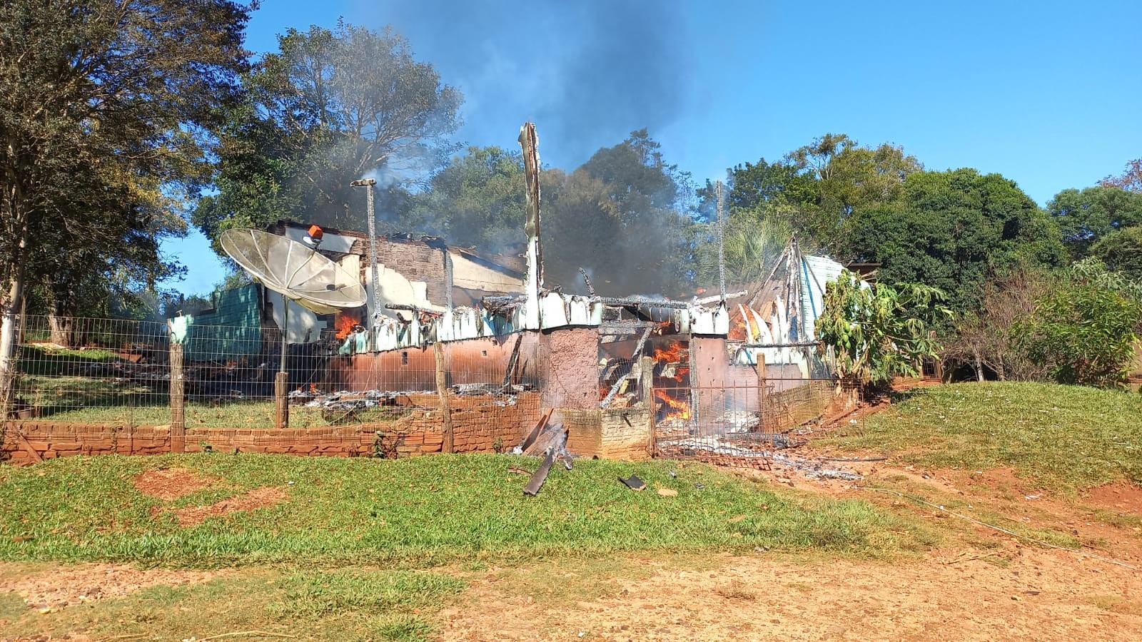 Homem mata ex-namorada, esfaqueia mãe da vítima e põe fogo em casa e carro no RS, diz polícia