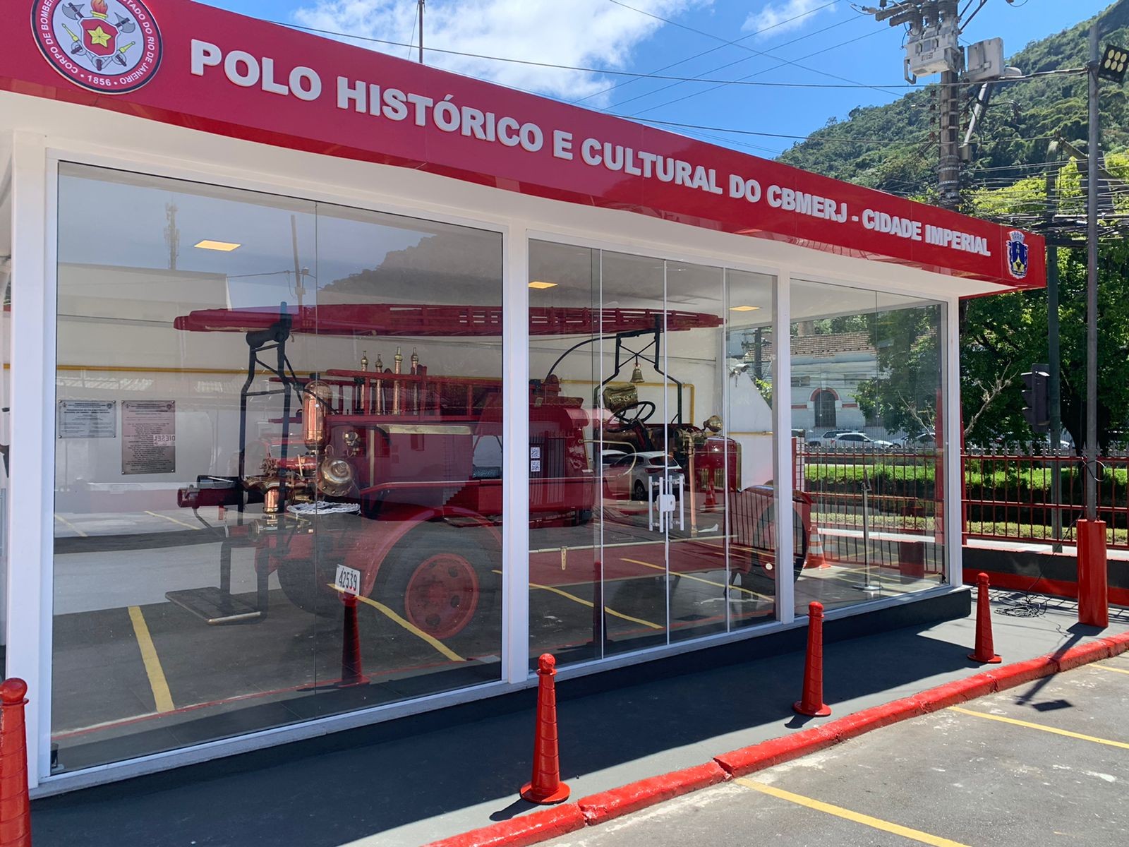 Corpo de Bombeiros de Petrópolis, RJ, inaugura Polo Histórico e Cultural e expõe viatura inglesa de mais de 90 anos