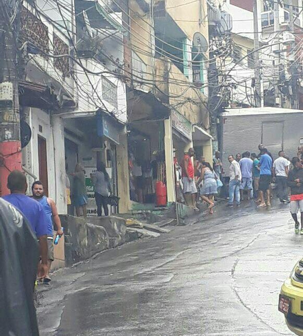Caminhão invade bar no Vidigal (Foto: Reprodução Facebook/Rocinha Alerta)