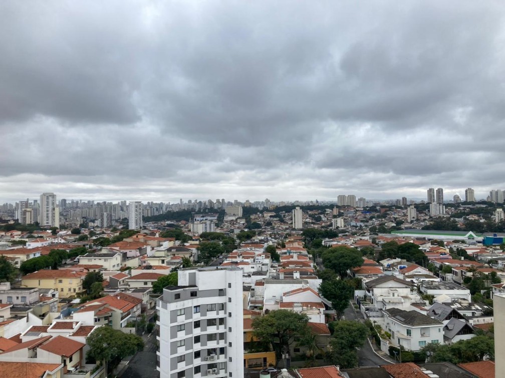 Vista da Vila Mariana, na Zona Sul de SP, com o céu encoberto neste domingo (9) — Foto: Reprodução TV Globo