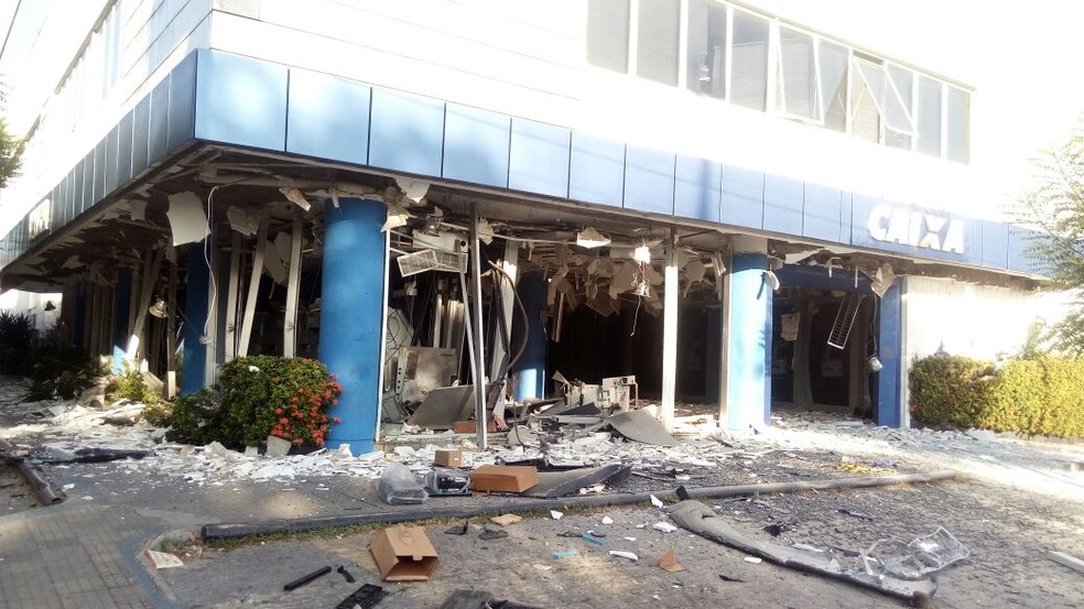 Agência da Caixa ficou danificada durante explosão (Foto: Catarina Costa/ G1)
