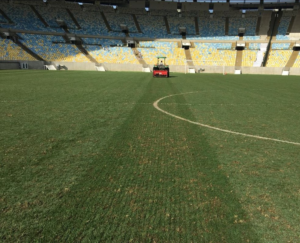 &Aacute;rea do gramado que n&atilde;o ser&aacute; trocada passa por processo de descompacta&ccedil;&atilde;o (Foto: Reprodu&ccedil;&atilde;o)