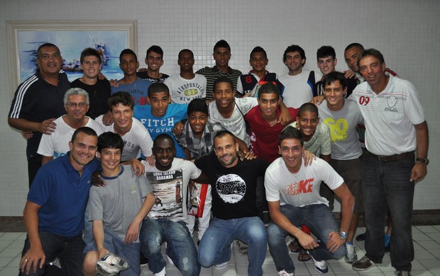Preparador de goleiros do Fluminense com os goleiros em sua casa  (Foto: Arquivo Pessoal)