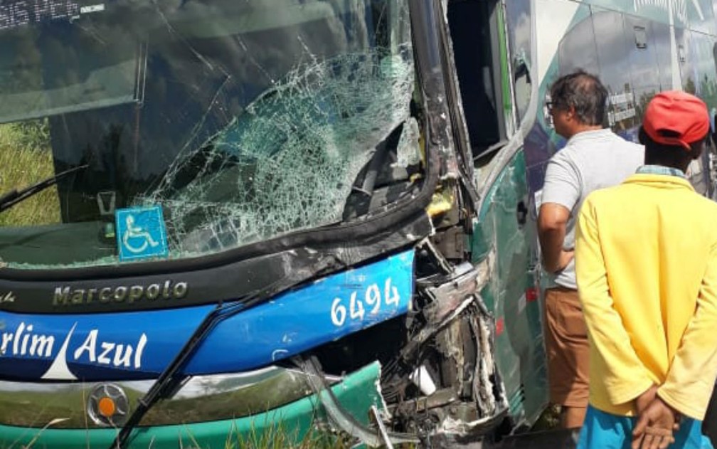 Acidente entre caminhÃ£o, Ã´nibus e carro deixa dois feridos na BR-367, sul da Bahia â€” Foto: EgÃ­dio SimÃµes/TV Santa Cruz