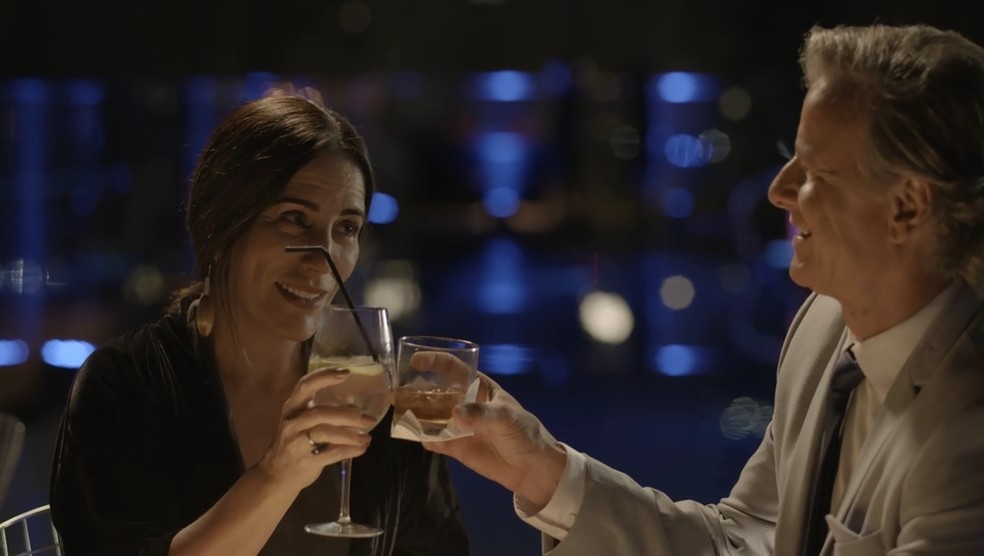 Elizabeth e Renan se conhecem em festa por intermédio de Jô (Foto: TV Globo)