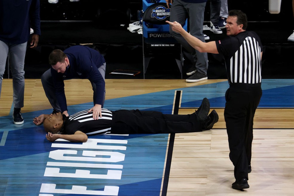 Árbitro desmaia durante partida de basquete nos EUA — Foto: Andy Lyons/Getty Images