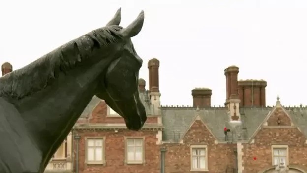 O cavalo Estimate foi homenageado como uma estátua em tamanho real em Sandringham (Foto: BBC)