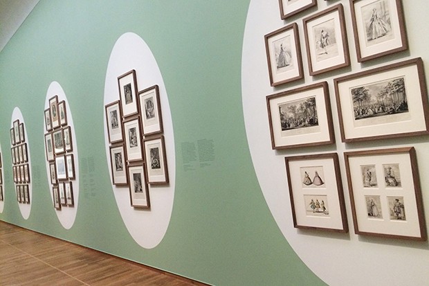 Illustrations on display at The New for Now exhibition (Foto: Suzy Menkes/ Instagram)