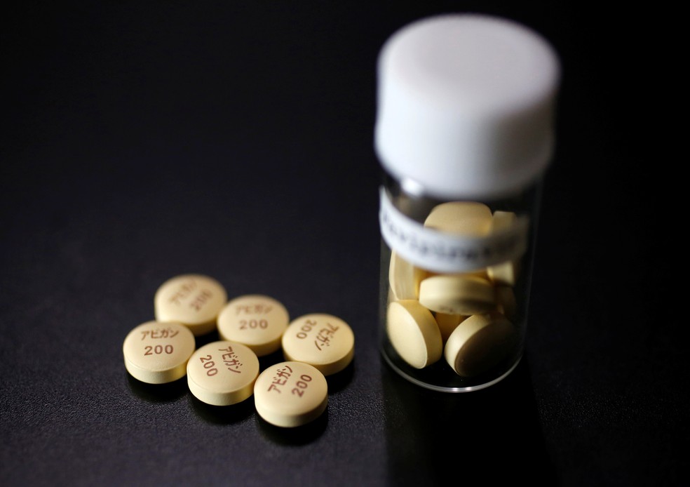 Foto mostra comprimidos do remédio 'Avigan' (cuja substância genérica é o favipiravir), de origem japonesa e que está em testes no país para combater a Covid-19. — Foto: Issei Kato/Reuters