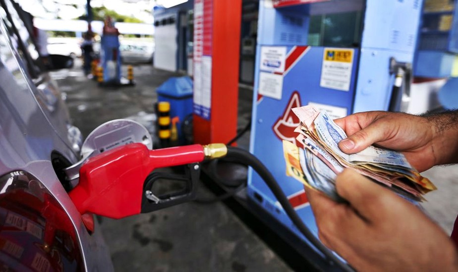 Preço médio do litro da gasolina é R$ 7,24 uma semana após aumento dos combustíveis