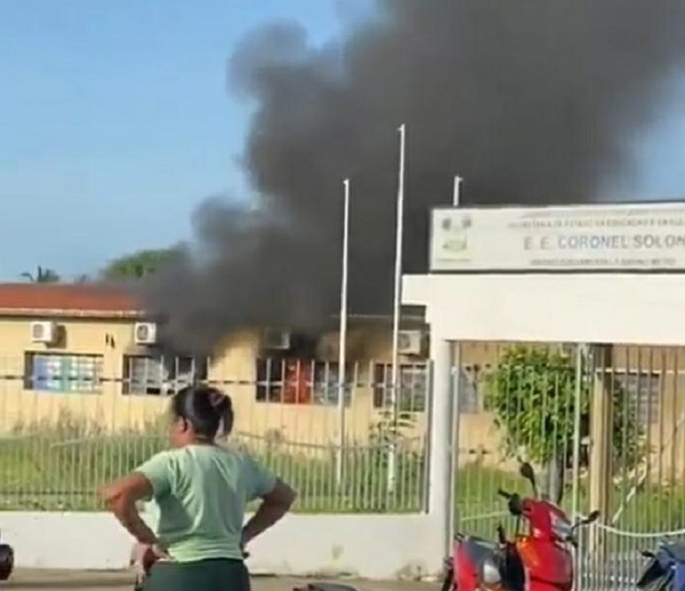 Fumaça saindo de escola, durante incêndio no interior do RN — Foto: Cedida