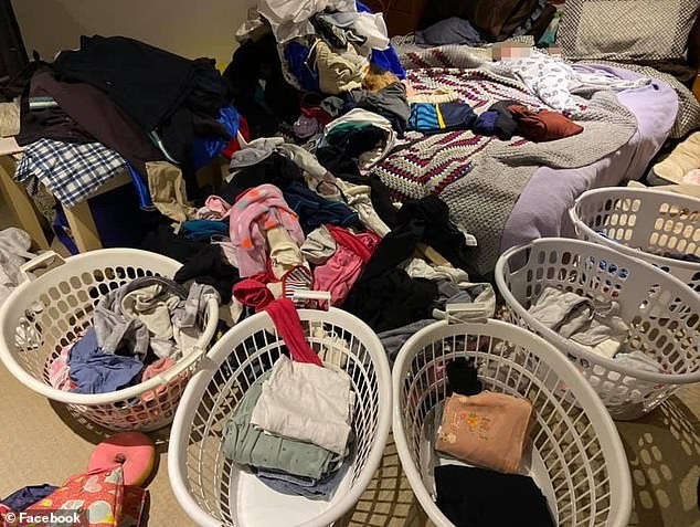 Mãe mostra pilhas de roupas acumuladas por três dias  (Foto: Reprodução/Facebook)