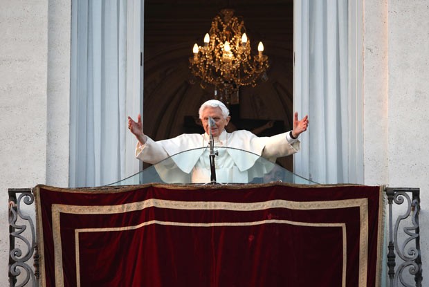 O Papa Bento XVI acena para os fiéis da sacada da residência de Castel Gandolfo, pouco após deixar o Vaticano nesta quinta-feira (28) (Foto: Reuters)