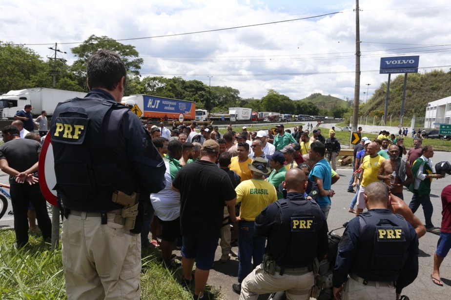 PRF chega a local onde caminhoneiros fecharam a BR-116, entre Barra Mansa e Volta Redonda