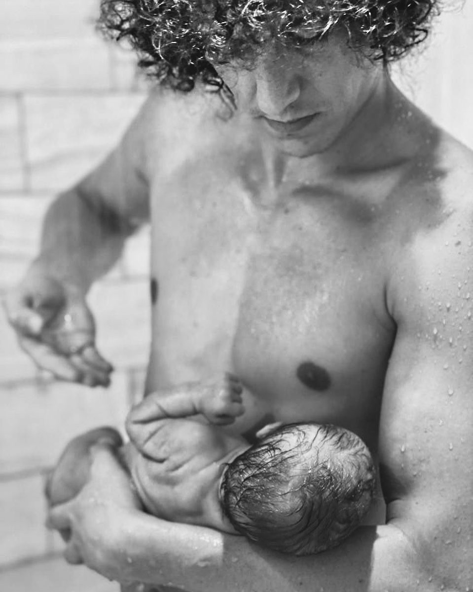 David Luiz dá banho na filha em clique nas redes (Foto: Instagram)