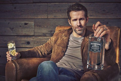 Em 2018, o ator Ryan Reynolds comprou uma produtora de gim chamada Aviation Gin. Ele decidiu entrar no negócio por ser apaixonado pela bebida.