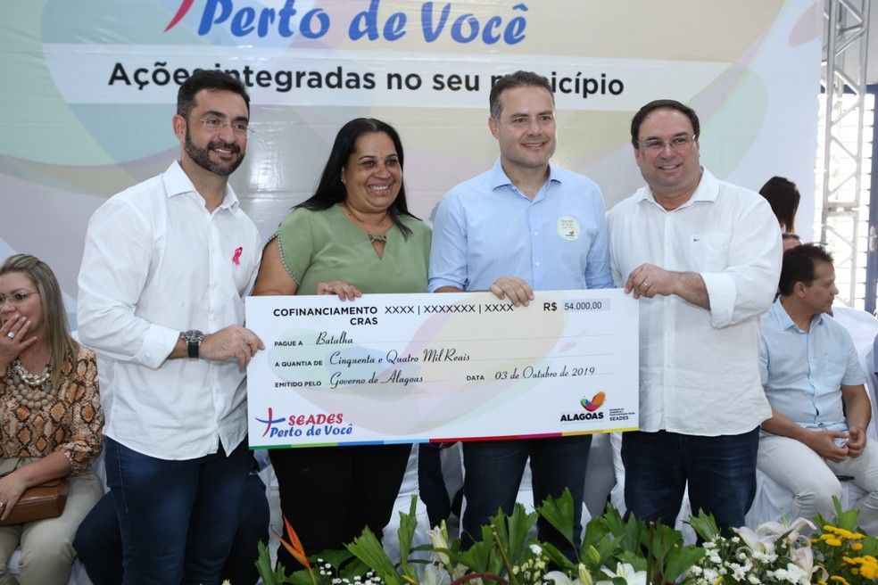 João Lessa e governador Renan Filho em projeto da Secretaria de Assistência Social de Alagoas — Foto: Ascom/Seades