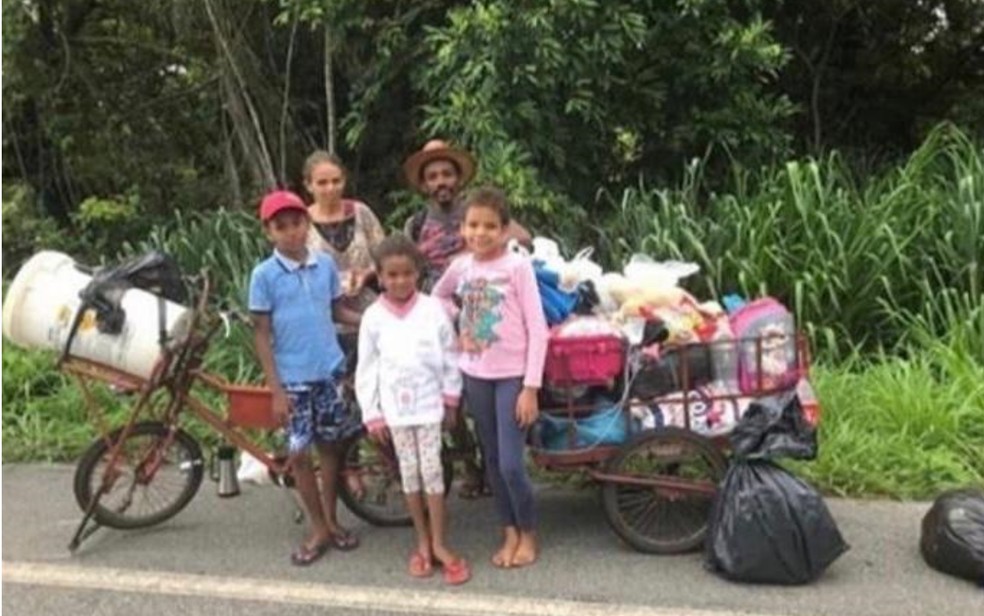 Sem dinheiro para comprar passagens, família vai percorrer 1.800 km de bicicleta para voltar para cidade natal — Foto: Reprodução/Instagram