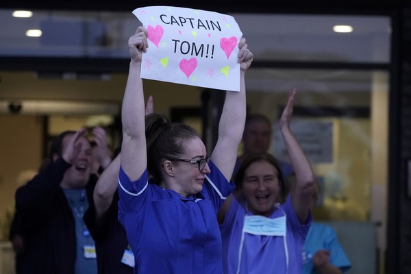 Feitos do capitão emocionaram funcionários do NHS (Foto: getty)