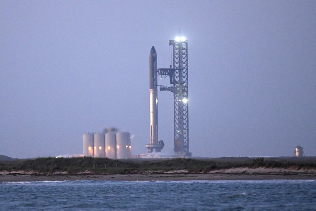 Foguete SpaceX Starship na plataforma — Foto: Patrick T. Fallon / AFP