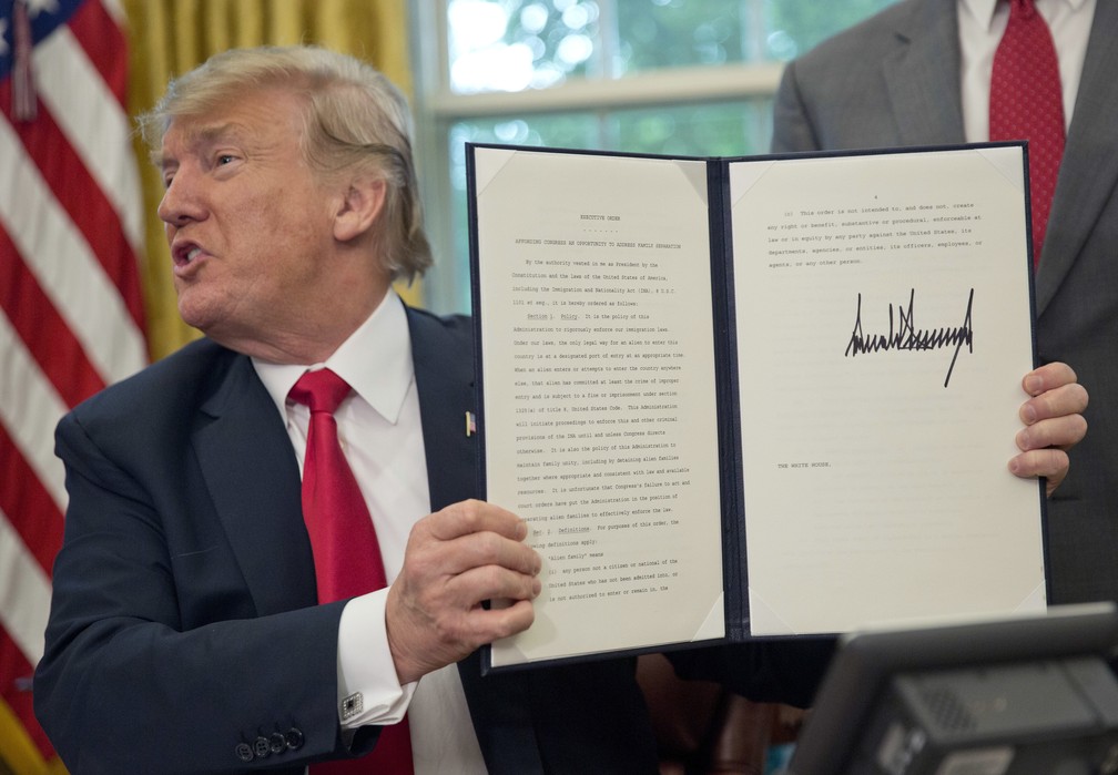 Trump assina ordem para acabar com separação de famílias de imigrantes (Foto: Pablo Martinez Monsivais/AP)