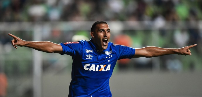 Bob Faria diz que Cruzeiro cresceu muito e vê Ábila em fase iluminada