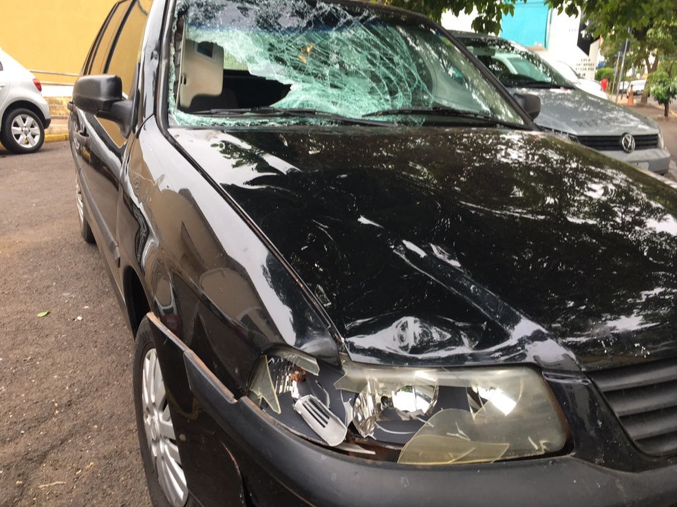 Carro danificado e abandonado no Parque Higien&oacute;polis foi apreendido pela Pol&iacute;cia Civil (Foto: Valmir Cust&oacute;dio/G1)