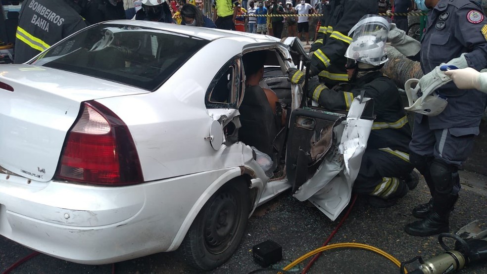 Árvore cai em cima de veículo e deixa feridos em Salvador — Foto: Divulgação/Corpo de Bombeiros da Bahia
